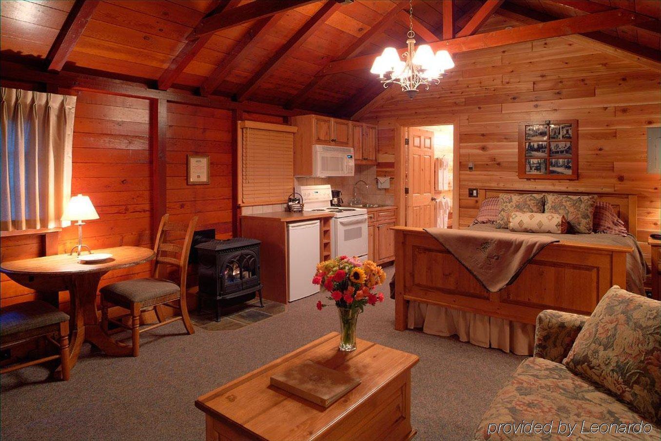Paradise Lodge And Bungalows Lake Louise Room photo